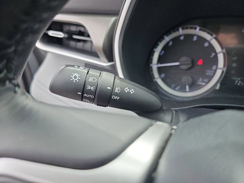 Used 2023 Toyota Highlander XLE image 28