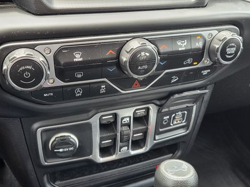 Used 2018 Jeep Wrangler Unlimited Sahara AWD/4WD image 16
