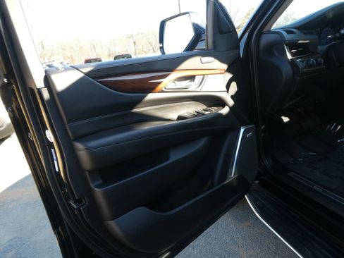 Used 2019 Cadillac Escalade ESV Luxury image 13