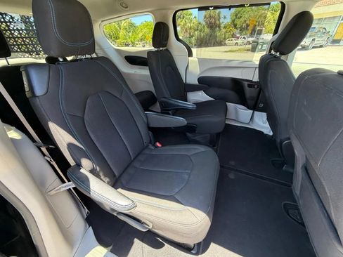 Used 2021 Chrysler Pacifica Touring FWD image 26