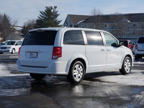 Used 2018 Dodge Grand Caravan SE w/ UConnect Hands-Free Group image 3