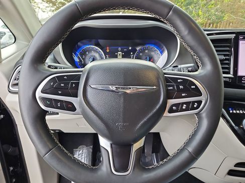 Used 2022 Chrysler Pacifica Touring-L image 10