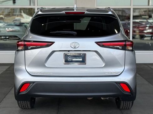 Used 2024 Toyota Highlander XLE AWD/4WD image 11