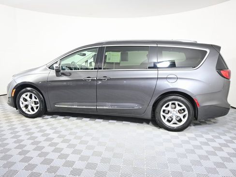 Used 2020 Chrysler Pacifica Limited image 3