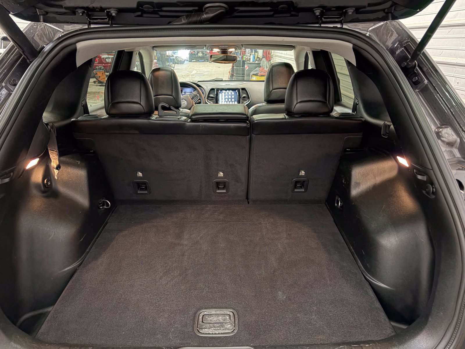 Used 2019 Jeep Cherokee Limited AWD/4WD image 33