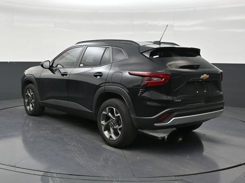 Used 2025 Chevrolet Trax LT FWD image 3