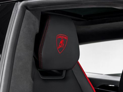 Used 2025 Lamborghini Urus SE AWD/4WD image 40