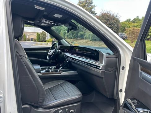 Used 2025 Cadillac Escalade ESV Sport Platinum AWD/4WD image 45