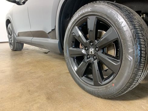 Used 2025 Honda Pilot Black Edition image 17