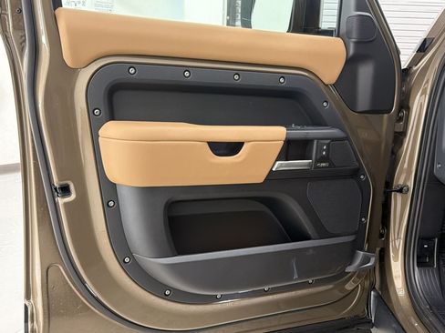 New 2026 Land Rover Defender 110 X-Dynamic SE AWD/4WD image 13