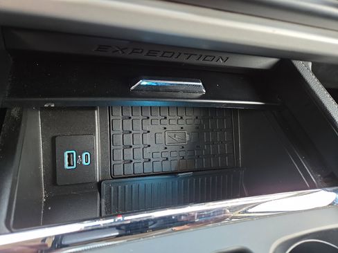 Used 2024 Ford Expedition XLT image 16