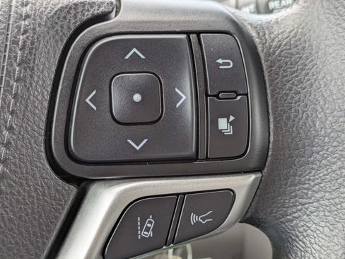 Used 2019 Toyota Highlander LE AWD/4WD image 30