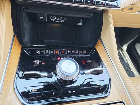 Used 2022 Jeep Grand Wagoneer Series III AWD/4WD image 34