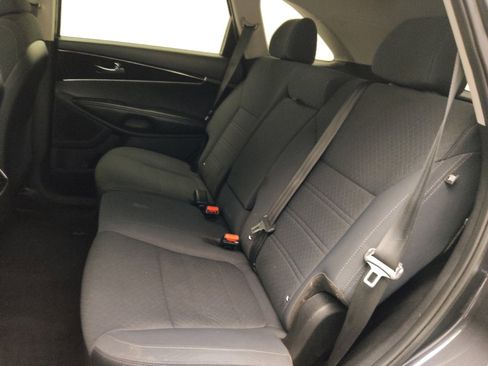 Used 2017 Kia Sorento LX w/ LX Convenience Package image 18