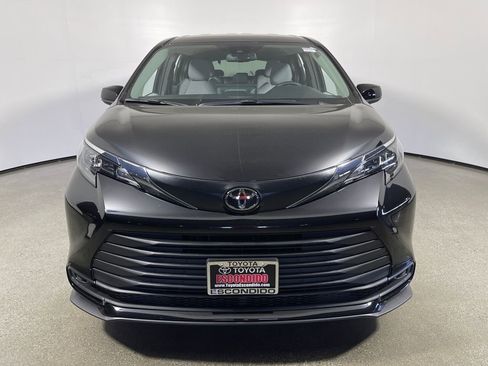 New 2026 Toyota Sienna LE image 8