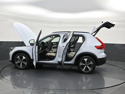 Used 2024 Volvo XC40 B5 Plus w/ Climate Package AWD/4WD image 32