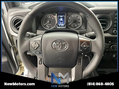 Used 2022 Toyota Tacoma TRD Sport AWD/4WD image 10