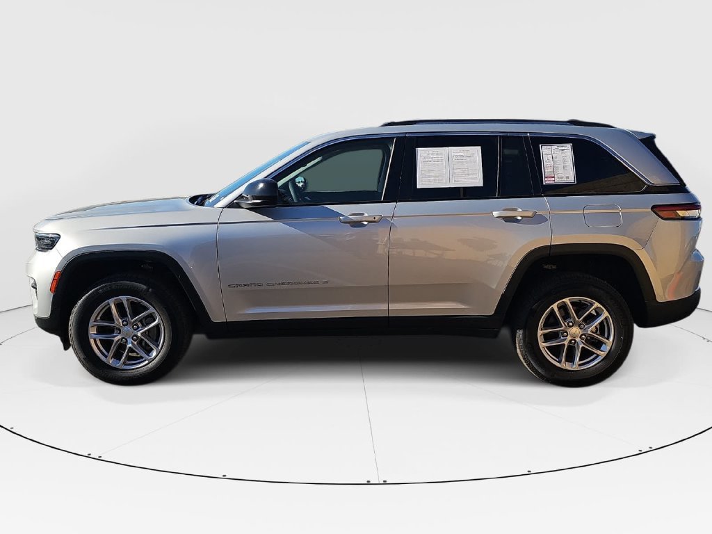 Used 2023 Jeep Grand Cherokee Laredo X AWD/4WD image 6