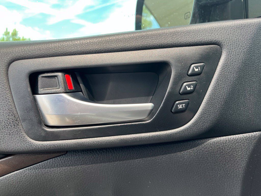 Used 2019 Toyota Highlander Limited Platinum AWD/4WD image 12