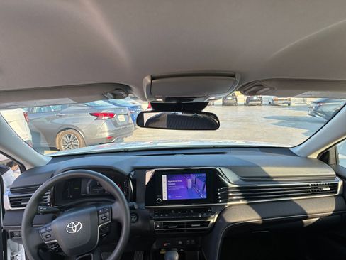 Used 2025 Toyota Camry LE image 31