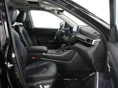 Used 2023 Toyota Highlander XLE AWD/4WD image 11