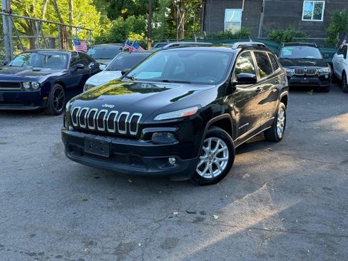 Used 2014 Jeep Cherokee Latitude w/ Comfort/Convenience Group FWD image 3