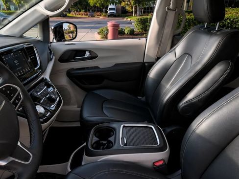 Used 2024 Chrysler Pacifica Touring-L FWD image 19