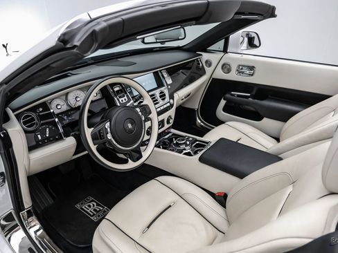 Used 2017 Rolls-Royce Dawn RWD image 2