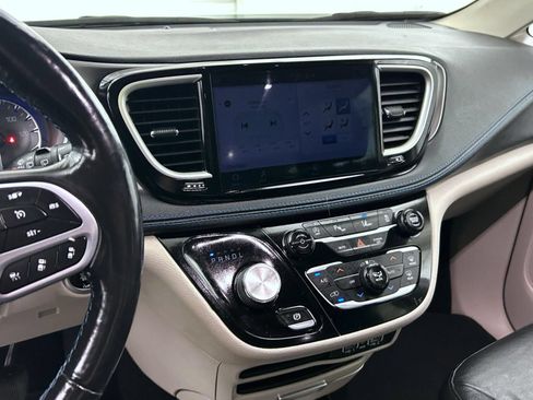 Used 2021 Chrysler Pacifica Touring-L FWD image 12