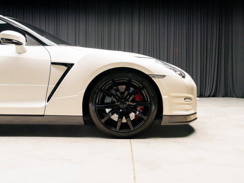 Used 2015 Nissan GT-R Premium image 26