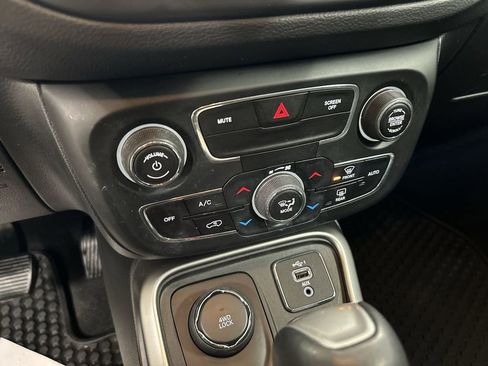 Used 2019 Jeep Compass Latitude w/ Cold Weather Group image 14