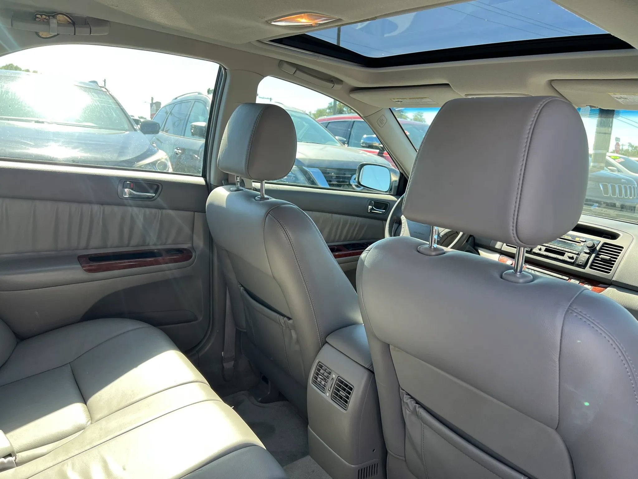 Used 2005 Toyota Camry XLE w/ VSC & Side Airbag Pkg FWD image 16