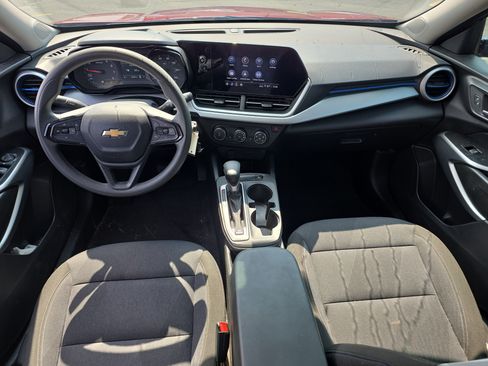 Used 2025 Chevrolet Trax LS w/ LS Convenience Package FWD image 11