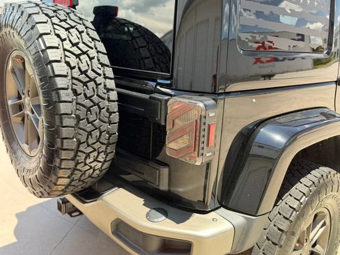 Used 2017 Jeep Wrangler Unlimited Sahara AWD/4WD image 8