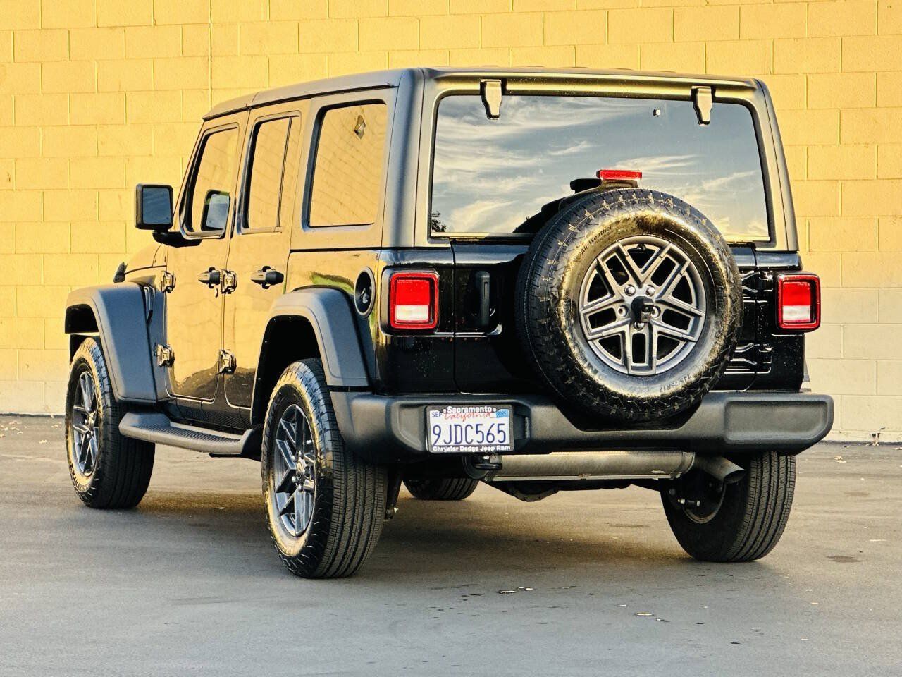 Used 2024 Jeep Wrangler Unlimited Sport AWD/4WD image 8