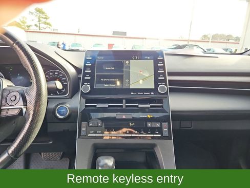 Used 2021 Toyota Avalon Limited image 16