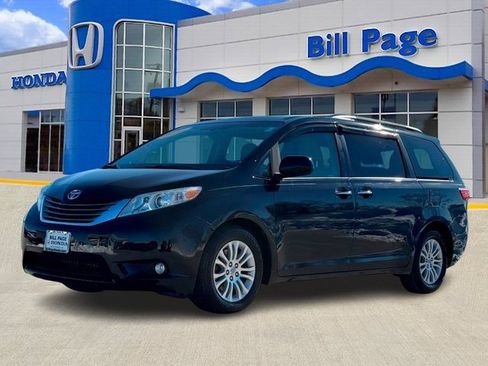 Used 2015 Toyota Sienna XLE image 2