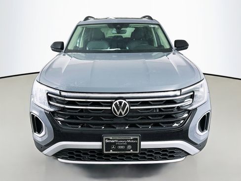 New 2026 Volkswagen Atlas Peak Edition image 2