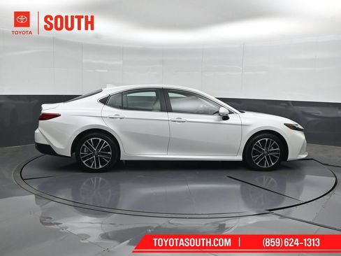 Used 2025 Toyota Camry XLE AWD/4WD image 3