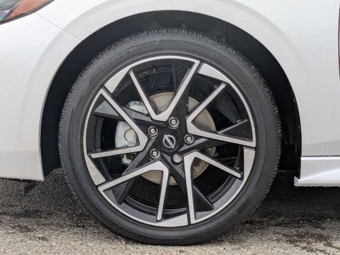 New 2025 Nissan Sentra SR FWD image 9