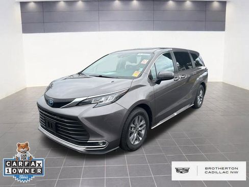 Used 2022 Toyota Sienna XLE image 1