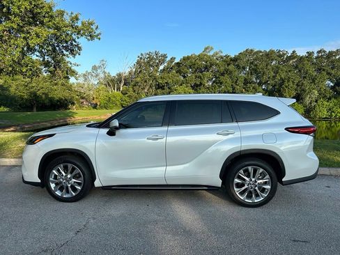 Used 2023 Toyota Highlander Limited FWD image 3