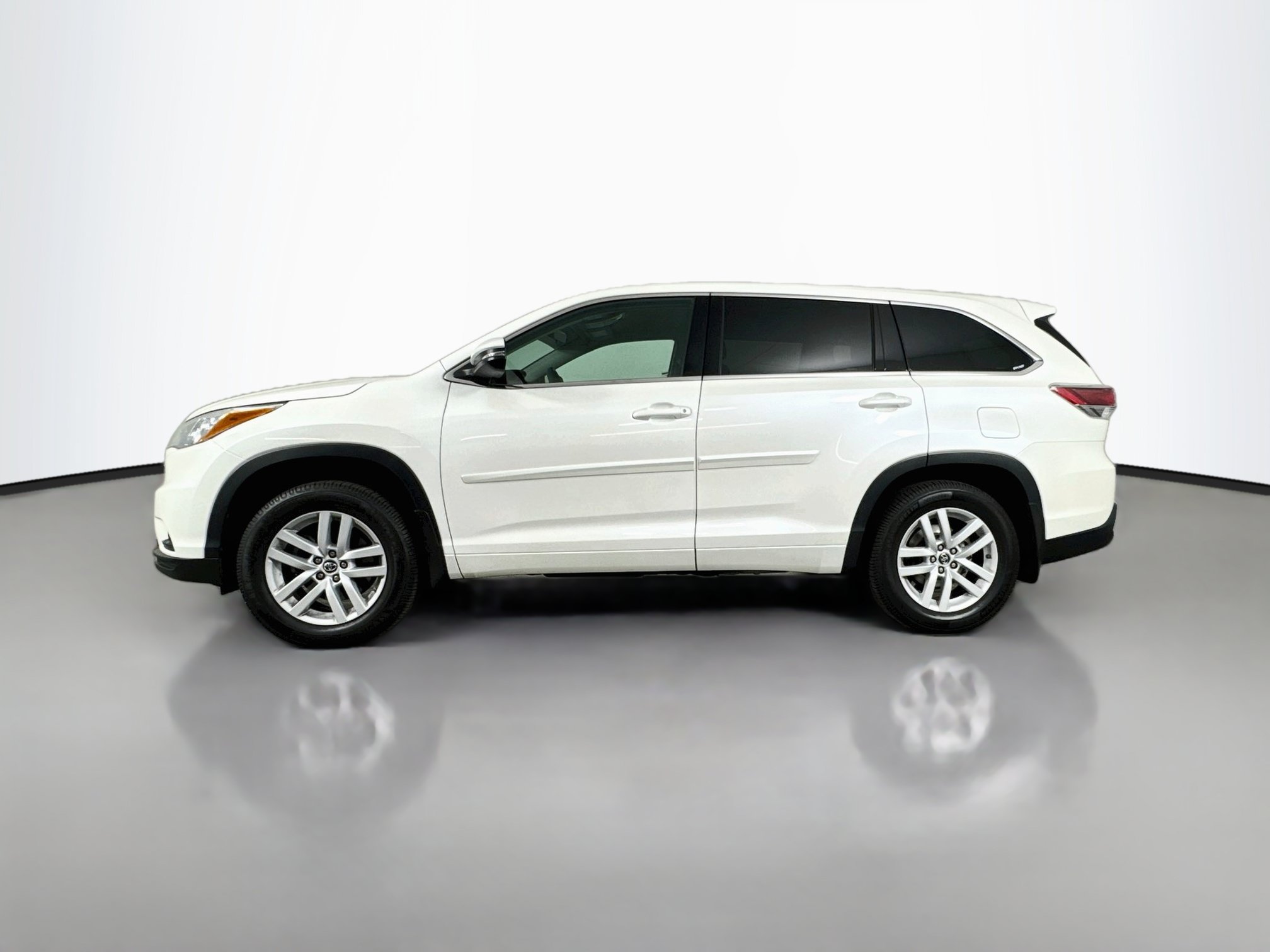 Used 2016 Toyota Highlander LE AWD/4WD image 4