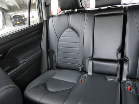 Used 2022 Toyota Highlander XLE image 13