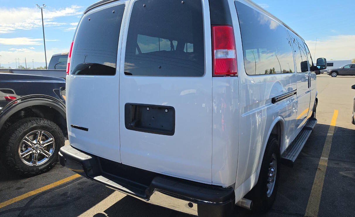 Used 2025 Chevrolet Express 3500 LT w/ LT Preferred Equipment Group RWD image 2