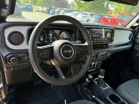 Used 2024 Jeep Wrangler Unlimited AWD/4WD image 3
