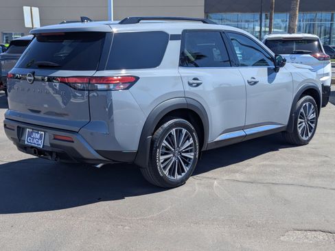 New 2026 Nissan Pathfinder Platinum image 2