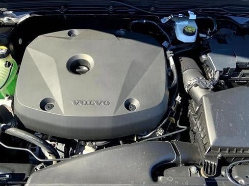 Used 2022 Volvo XC40 T5 Momentum image 32