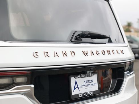 Used 2022 Jeep Grand Wagoneer Series III w/ Rear Seat Video Group 1 AWD/4WD image 15