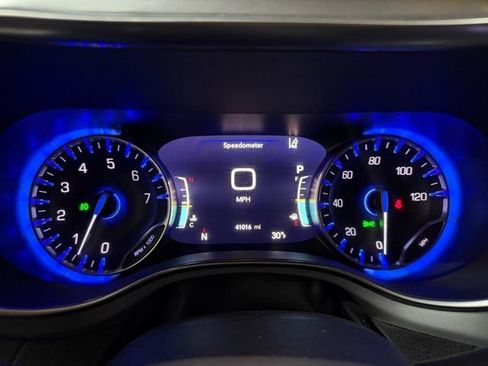 Used 2025 Chrysler Pacifica Limited FWD image 25